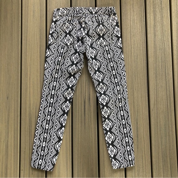 Forever 21 Premium Denim Black & White w/Red Embroidery on Aztec Design Size 26 - Picture 2 of 8
